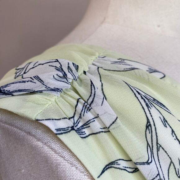 Banana Republic V-Neck Peplum Career Blouse in a Creamy Floral Yellow Sz XL - Picture 11 of 12
